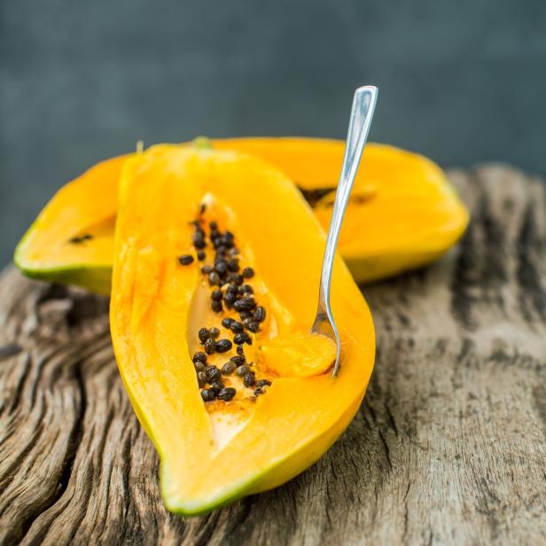 Ein Löffelcheln Wohlbefinden: Die Papaya ist ein sehr gesundes Obst. Die heilsamen Wirkungen werden mehr und mehr wissenschaftlich untersucht.