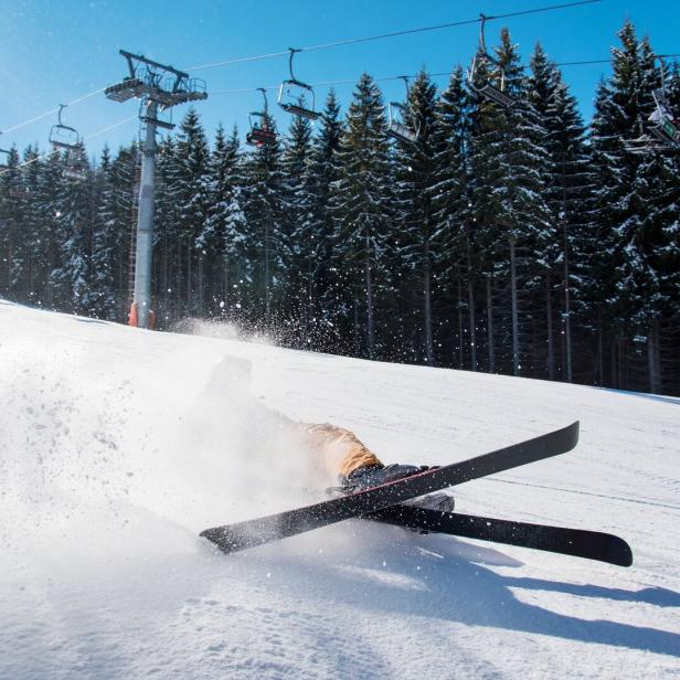 Symbolbild, Skifahrer liegt nach Unfall auf Piste