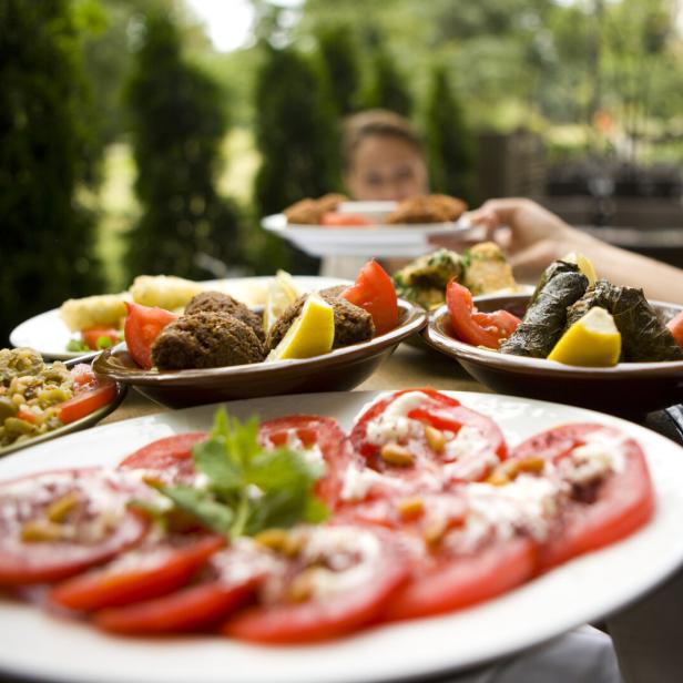 Caprese und Falafel werden serviert.