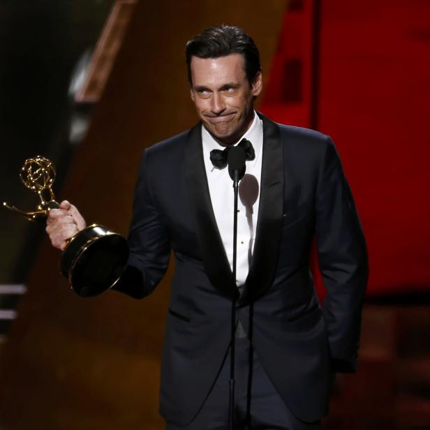 Jon Hamm nimmt bei der 67. Primetime Emmy Awards in Los Angeles die Auszeichnung als herausragender Hauptdarsteller in einer Dramaserie für AMCs „Mad Men“ entgegen.