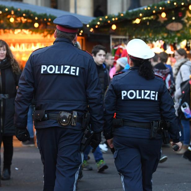 Mit Sturmgewehr am Christkindlmarkt