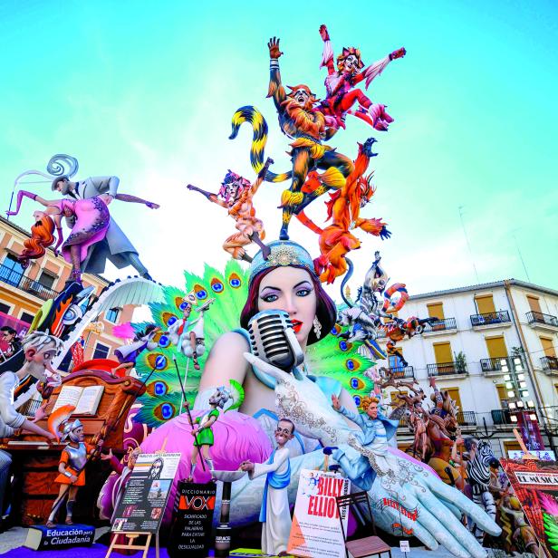 Eine aufwendige Skulptur während des Fallas Festivals in Valencia, Spanien.