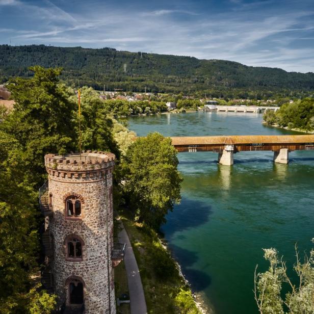 Stein am Rhein mit Blick auf die gedeckte Holzbrücke über den Rhein.