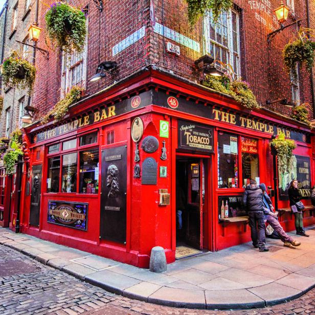 Das „Temple Bar“ in Dublin, ein bekanntes irisches Pub, zieht Menschen an.