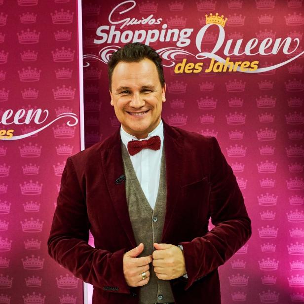 Guido Maria Kretschmer vor einem „Shopping Queen“-Hintergrund.
