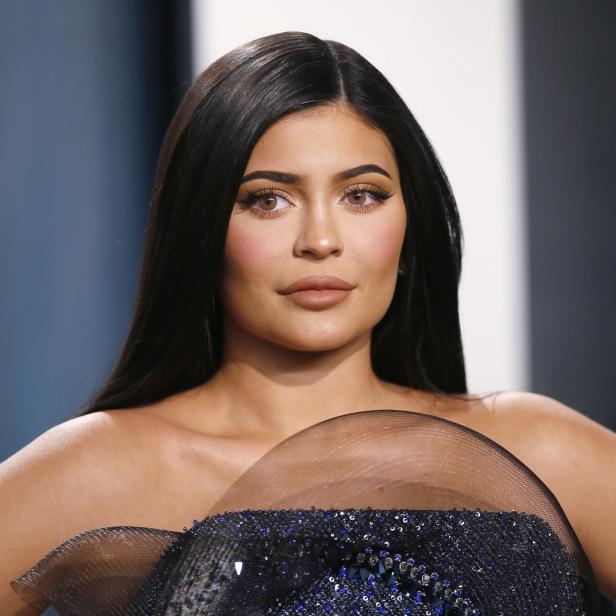 Ein Porträt von Kylie Jenner in einem glitzernden, schulterfreien Kleid.