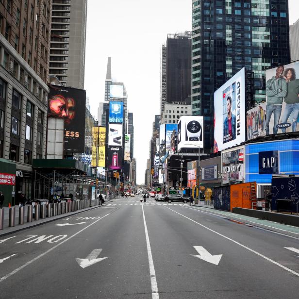 Blick auf den Times Square in New York mit zahlreichen Werbetafeln.