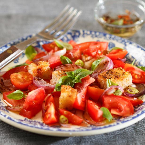 Ein Teller mit Panzanella, einem italienischen Brotsalat mit Tomaten und Zwiebeln.
