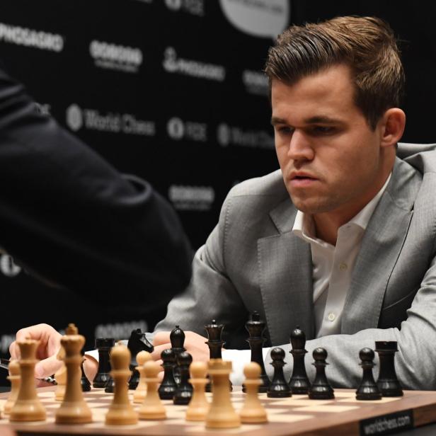 Magnus Carlsen bei einer Schachpartie konzentriert.