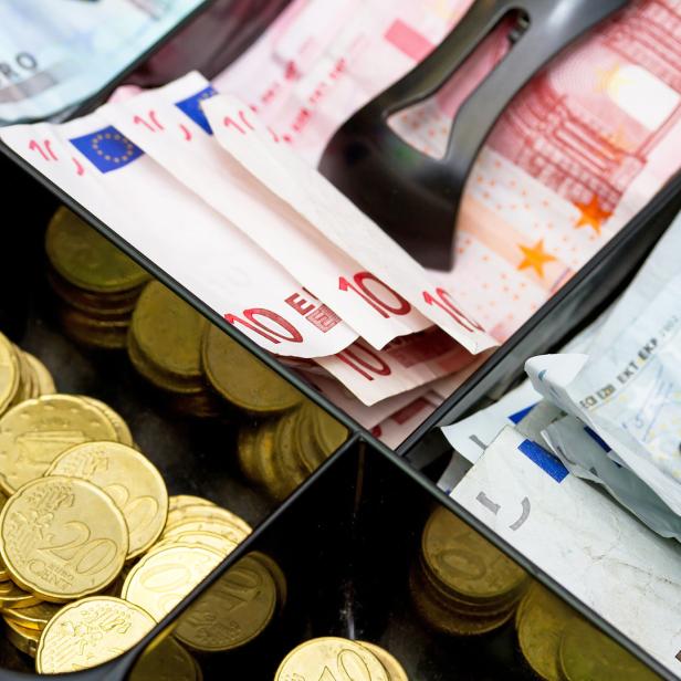 Eine Kassenschublade gefüllt mit Euro-Münzen und -Scheinen.