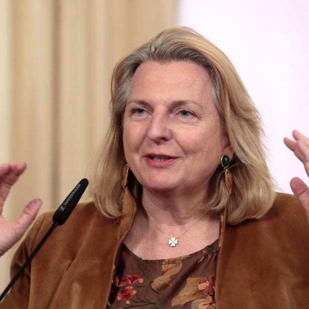 Die frühere österreichische Außenministerin Karin Kneissl spricht bei einer Pressekonferenz 2019.