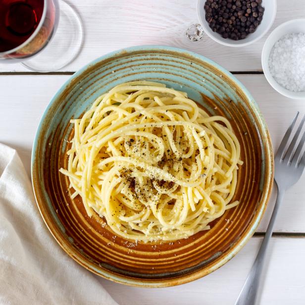 Ein Teller voll Pasta Cacio e Pepe: Das römische Traditionsrezept besteht aus nur drei Zutaten.