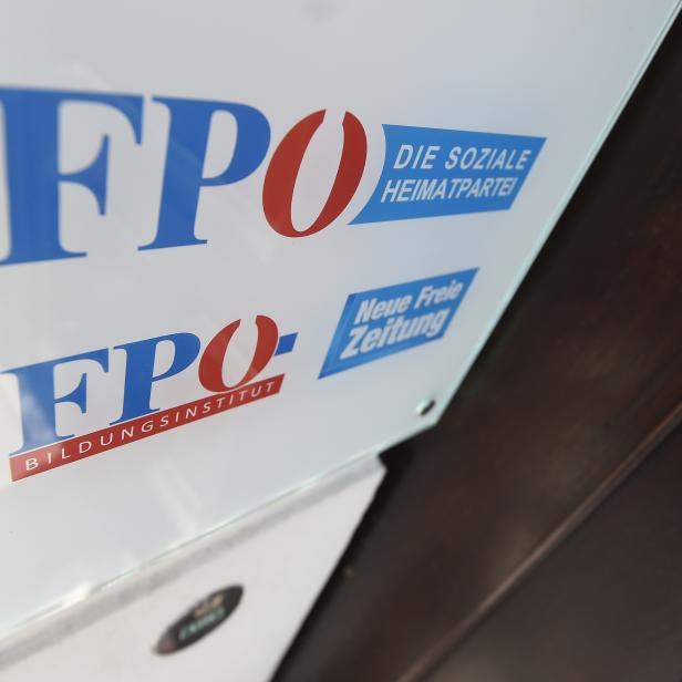 Weiße Tafel mit FPÖ-Logos und den Schriftzügen „Die soziale Heimatpartei“, „Neue Freie Zeitung“ und „Bildungsinstitut“.