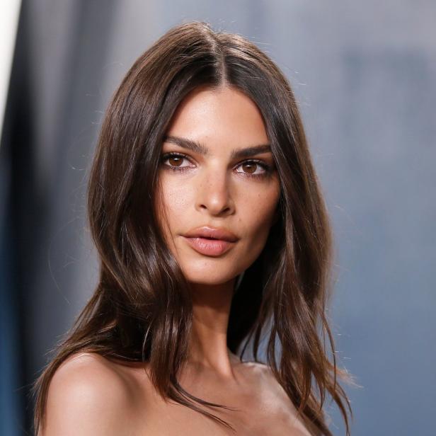 Porträt von Emily Ratajkowski mit braunem, gewelltem Haar.