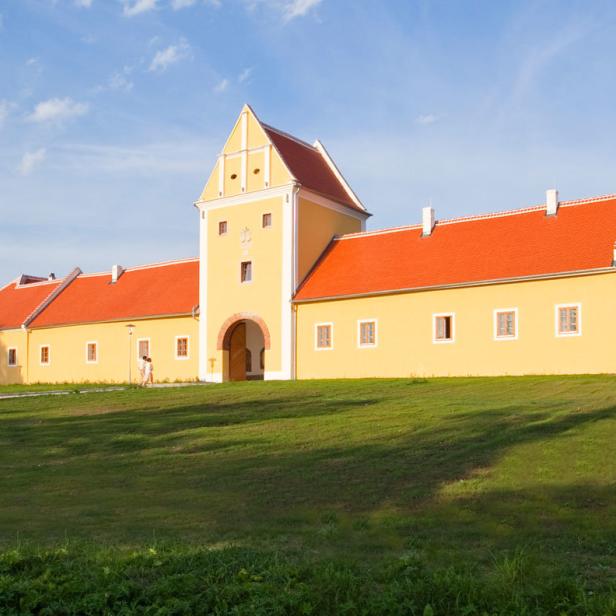 Das Kunst- und Kultur Seminarhotel Geras Meierhof an einem sonnigen Tag.
