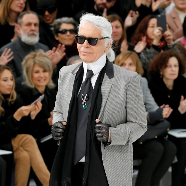 Karl Lagerfeld auf dem Laufsteg, während das Publikum applaudiert.