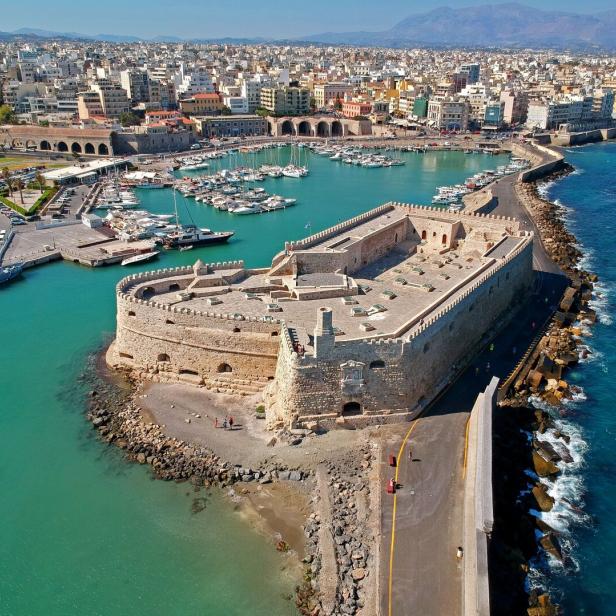 Luftaufnahme der Festung Koules in Heraklion, Kreta, mit Blick auf die Stadt und den Hafen.