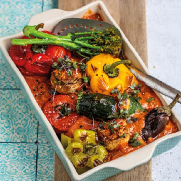 Gefüllte Paprika, Zucchini, Tomaten und Aubergine in einer Auflaufform mit Tomatensauce.