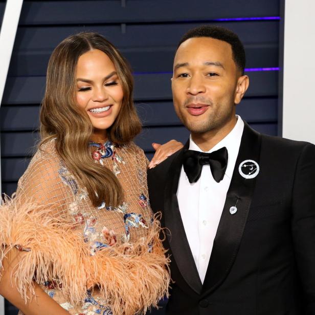 Chrissy Teigen und John Legend posieren auf dem roten Teppich.