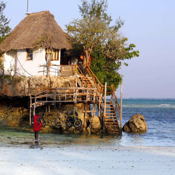 Das Restaurant „The Rock“ auf Sansibar, gebaut auf einem Felsen im Indischen Ozean.