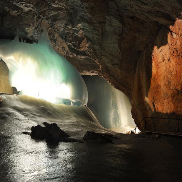 Eispalast in einer Höhle mit gefrorenem Wasserfall und Felsformationen.