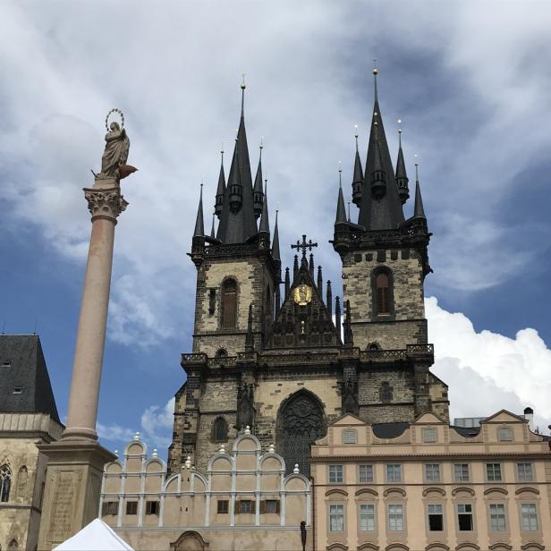 Die Teynkirche und eine Mariensäule auf dem Altstädter Ring in Prag.