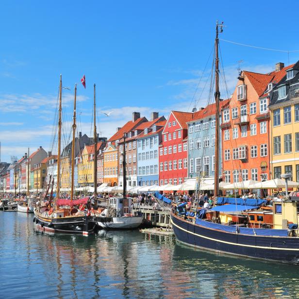 Bunte Häuserfassaden und Segelboote am Nyhavn-Kanal in Kopenhagen.