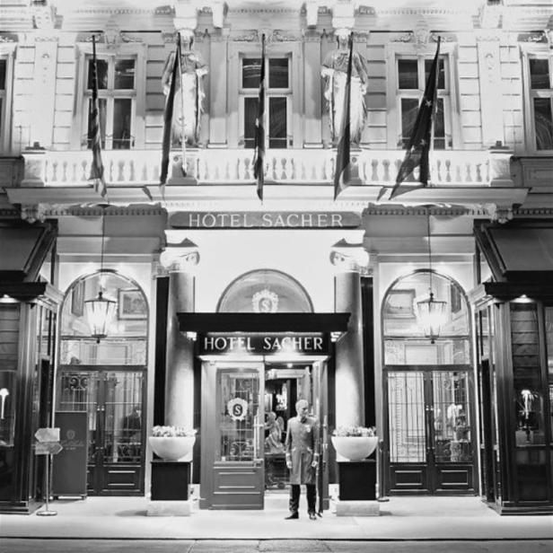 Das Hotel Sacher in Wien bei Nacht in Schwarzweiß.