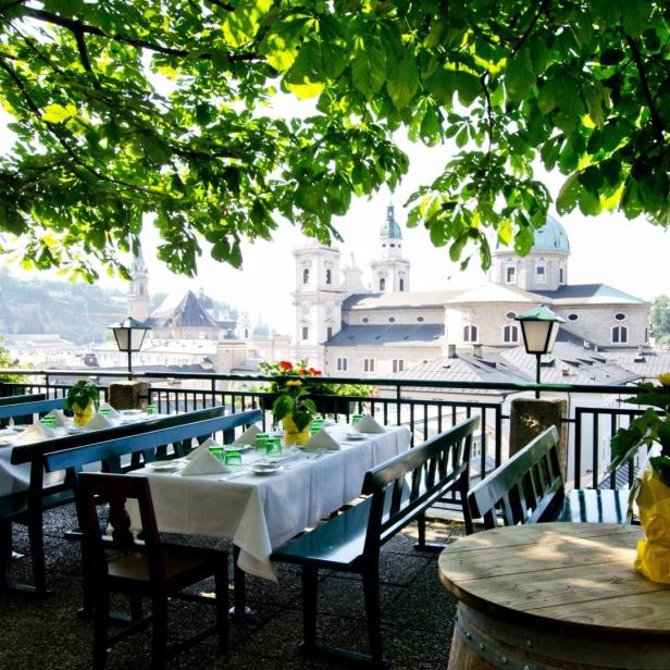 Ein Restaurant mit Blick auf die Stadt Salzburg.