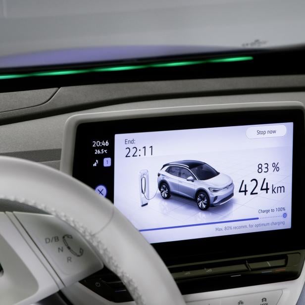 Das Display eines Elektroautos zeigt den Ladezustand und die verbleibende Reichweite an.