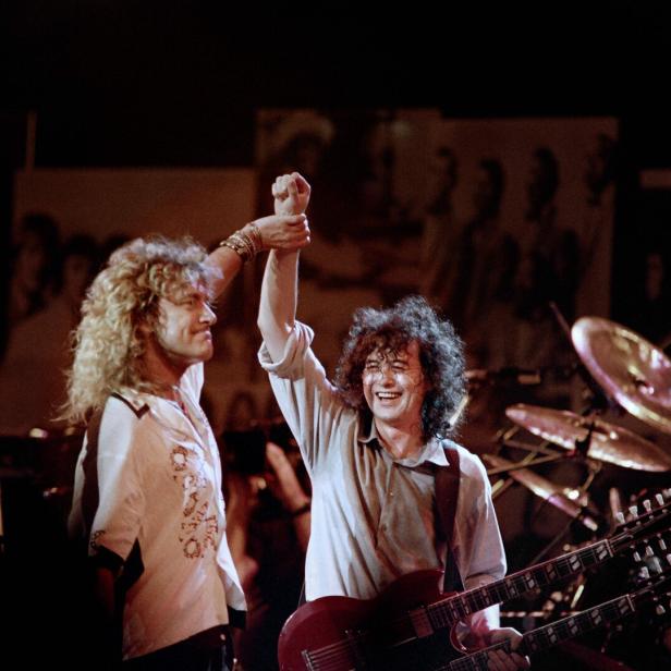 Robert Plant und Jimmy Page von Led Zeppelin auf der Bühne.