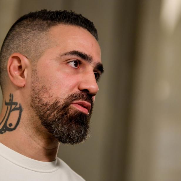 Der Rapper Bushido mit Bart und einem Tattoo am Hals.