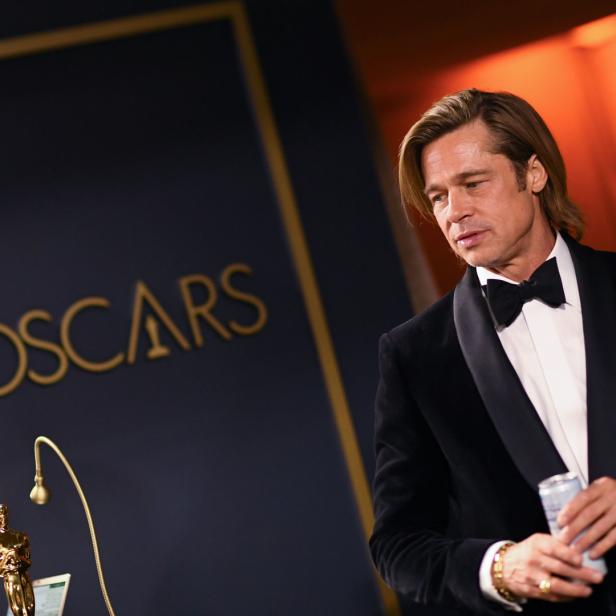 Brad Pitt in einem Smoking bei den Oscars.