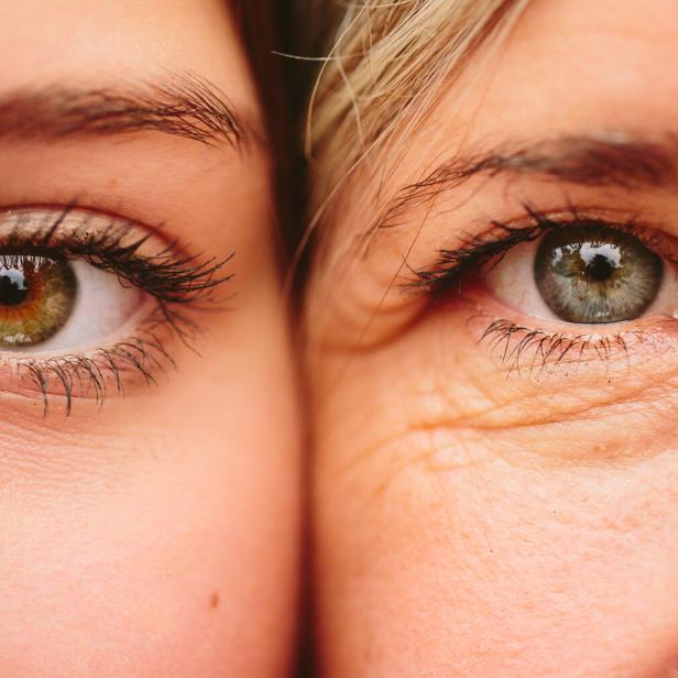 Nahaufnahme von zwei Augen unterschiedlicher Farbe und unterschiedlichen Alters.
