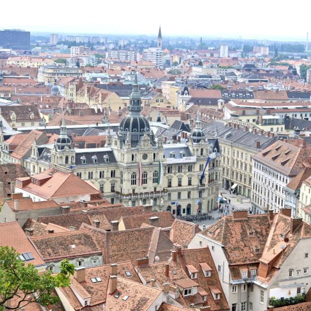 Luftaufnahme von Graz mit dem Rathaus im Vordergrund.