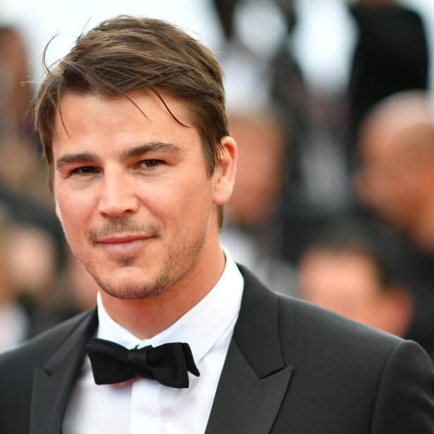 Porträt von Josh Hartnett mit Fliege auf einem roten Teppich.