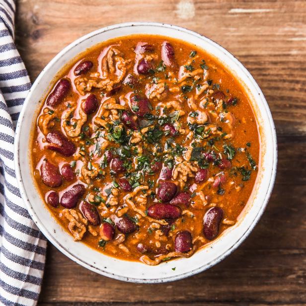 Chili con Carne mit Bohnen und Paprika in einer Schüssel.