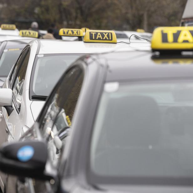 Eine Reihe von Taxis steht hintereinander.