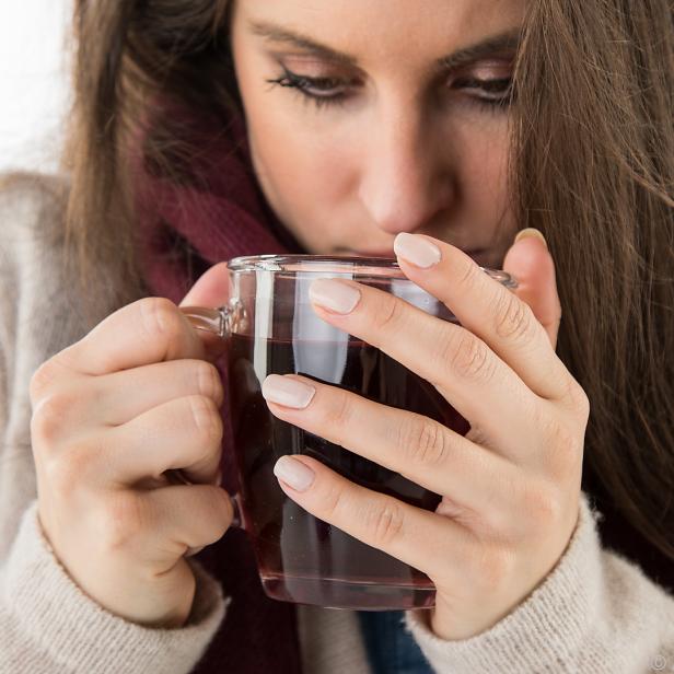 Wer Halsschmerzen hat, sollte auf jeden Fall viel trinken