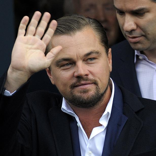 Leonardo DiCaprio winkt in die Kamera.