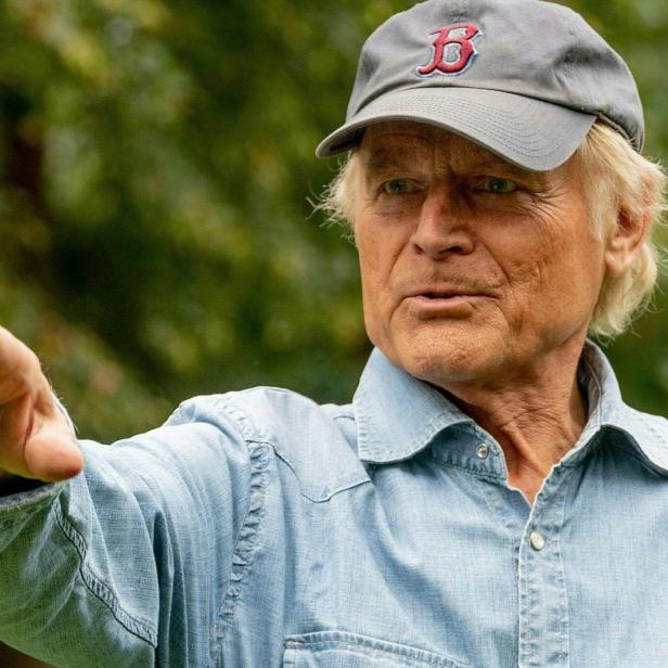 Terence Hill mit einer Baseballkappe und einem hellblauen Hemd.