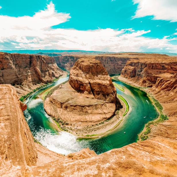 Der Horseshoe Bend, eine hufeisenförmige Flussschleife des Colorado River, umgeben von Felswänden.