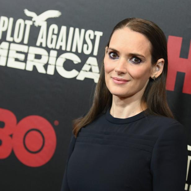 Winona Ryder posiert vor einem Hintergrund für „The Plot Against America“ von HBO.