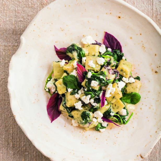 Gnocchi mit Spinat und Feta auf einem Teller.