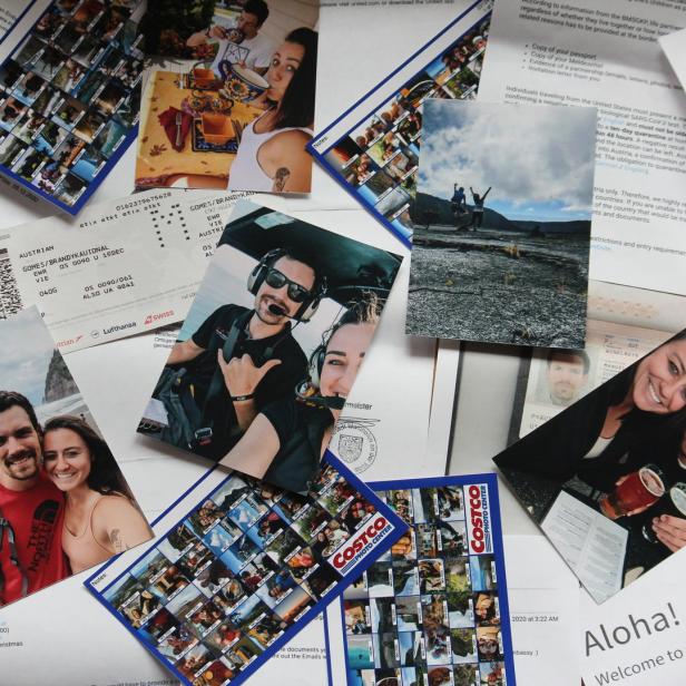 Ein Sammelsurium von Fotos und Dokumenten, darunter Flugtickets und Urlaubsbilder eines Paares.