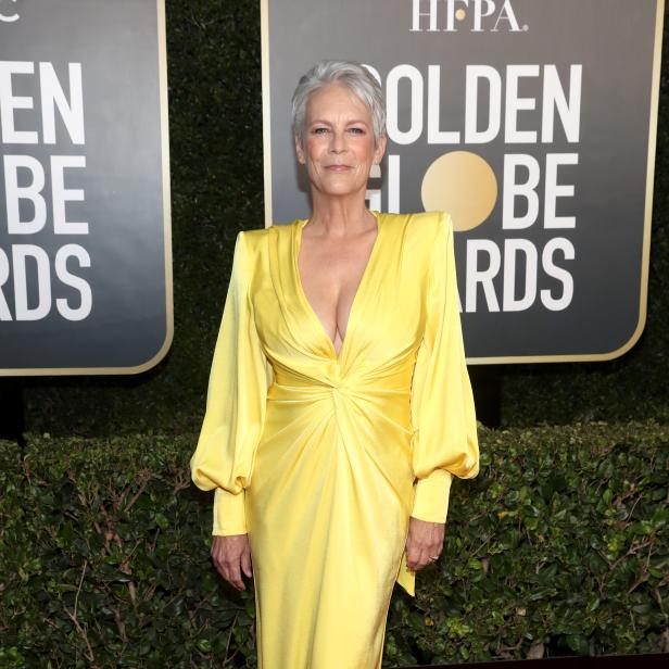 Jamie Lee Curtis auf dem roten Teppich in einem gelben Kleid.