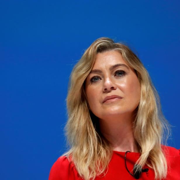 Ellen Pompeo vor einem blauen Hintergrund.