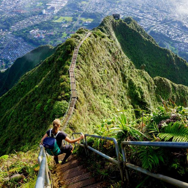 Eine Frau steigt die „Himmelstreppe“ hinauf, eine steile Treppe auf Hawaii.