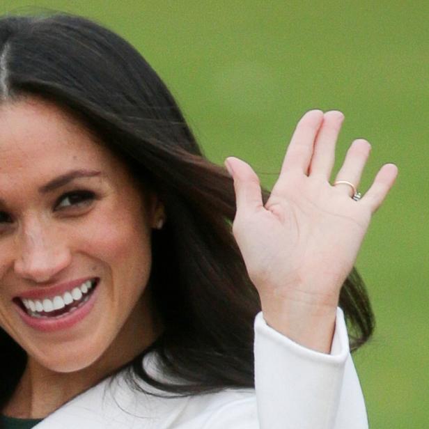 Meghan Markle lächelt und winkt in die Kamera.