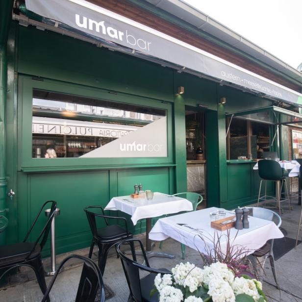 Das Restaurant „umar bar“ mit Tischen im Freien lädt zum Verweilen ein.